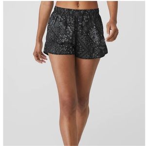 Alo Bandana Stride Short (size: small 4-6)